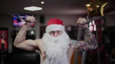 Spor salonunda fitness eğitmeni Noel Baba simülatörü ve palyaçoluk ellerinde trenler.