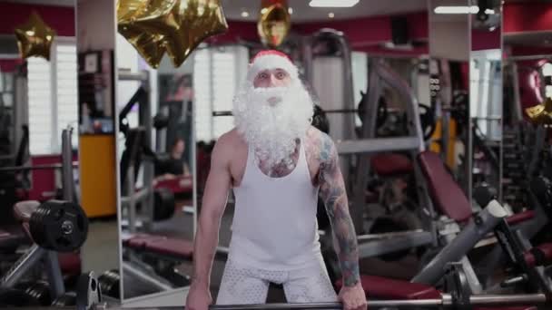 Fitnesstrainerin Santa Claus Der Turnhalle Hebt Langhantel Und Grimassen — Stockvideo