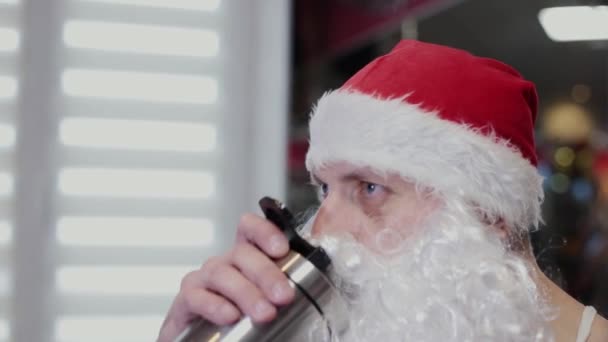 Fitness instruktor Santa Claus v tělocvičně pije vodu ze šejkru a naštve. — Stock video