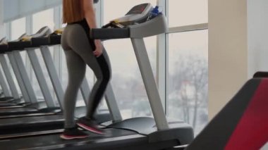 Çok güzel bir kadın spor salonunda treadmill egzersiz.