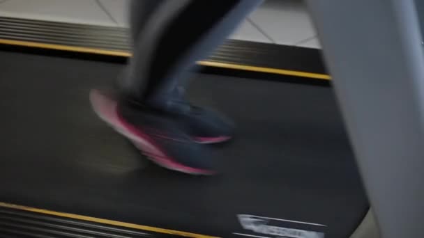 Mujer muy hermosa haciendo ejercicio en la cinta en el gimnasio . — Vídeo de stock