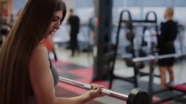 Çok güzel bir kadın ile bir halter salonunda pazı trenler.