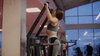 Çok güzel fitness kadın yerçekimli spor egzersiz.