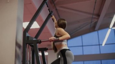 Çok güzel fitness kadın yerçekimli spor egzersiz