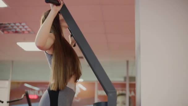 Very beautiful fitness woman exercising gravitron gym. — Stock Video