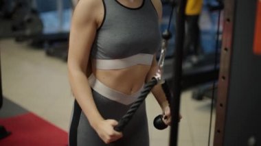 İnce vücut ve simülatör egzersiz yaparak sevimli yüz çekici esmer. Bir kişi 20'li 30'lu tren spor salonu kulüp iç giyim spor ile. Güzellik ve canlılık kurmak. Hızlı nefes.