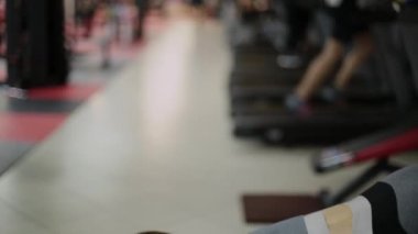 Atletik kadının hyperextension spor salonunda yapması.