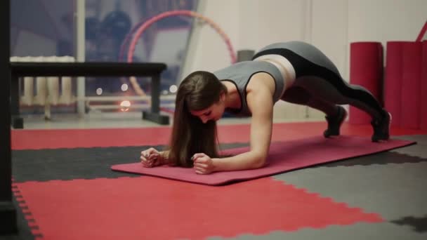 Muito bela mulher fitness trens pressione no rack no chão no ginásio . — Vídeo de Stock