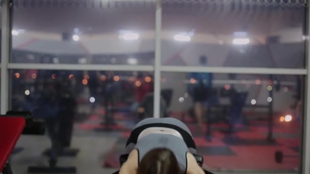 Mujer atlética haciendo hiperextensión en el gimnasio . — Vídeos de Stock