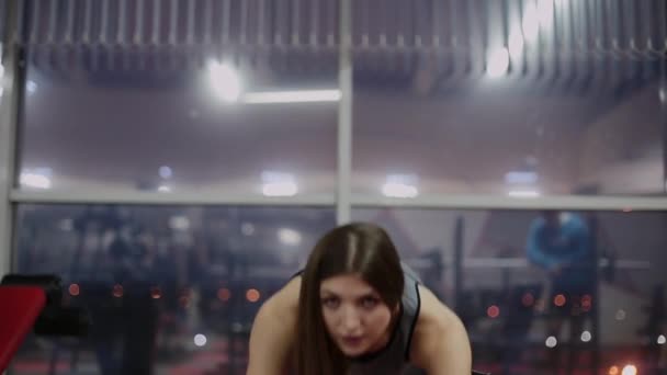 Atletisk kvinna gör översträckning i gymmet. — Stockvideo