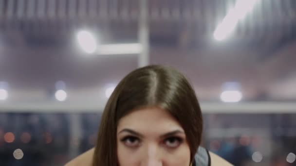 Mujer atlética haciendo hiperextensión en el gimnasio . — Vídeos de Stock