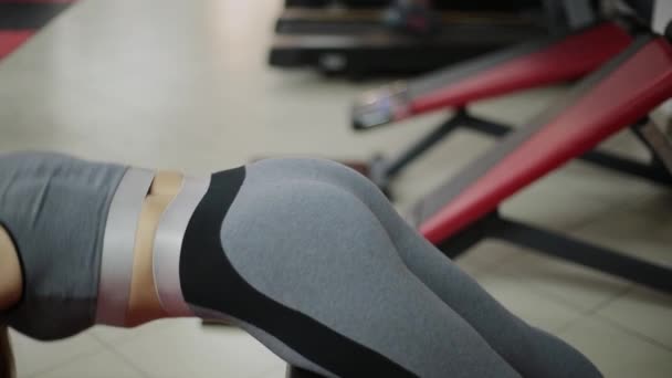 Αθλητική γυναίκα κάνει Υπερέκταση στο γυμναστήριο. — Αρχείο Βίντεο