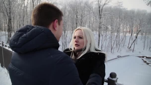 Beau jeune couple embrasser et parler dans un parc d'hiver de la ville . — Video