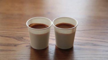 İki ahşap bir masa üzerinde güçlü espresso fincan.