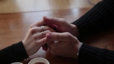 Adam onun sevgili kızı kafede tutar.