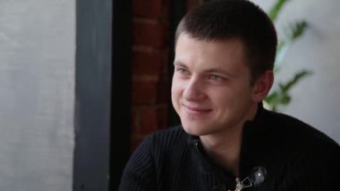 Aşk çift konuşmak ve birbirine bakarak bir kafede oturuyor.