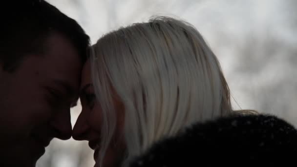 Beau jeune couple se souriant au soleil. Ville parc d'hiver . — Video