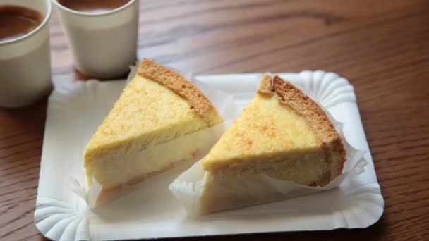 Dos postres en una mesa de madera en un café . — Vídeos de Stock