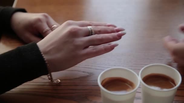 Le mec met sa copine sur l'alliance dans un café . — Video