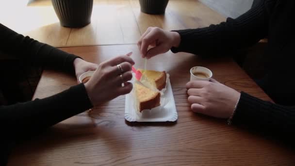 Amor pareja sentado en un café comiendo postre beber café y mirándose el uno al otro . — Vídeos de Stock