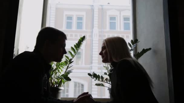 Liefde paar zitten in een cafe praten en kijken naar elkaar. — Stockvideo