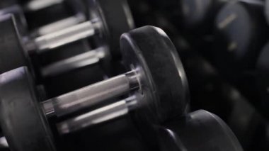 Set, eğitim, farklı sizen dumbbells bir raf yakın çekim.