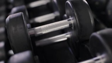 Set, eğitim, farklı sizen dumbbells bir raf yakın çekim.