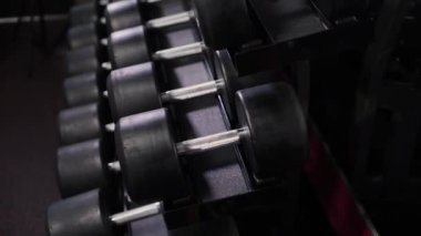 Set, eğitim, farklı sizen dumbbells bir raf yakın çekim