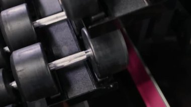 Set, eğitim, farklı sizen dumbbells bir raf yakın çekim.