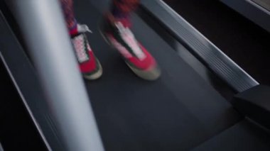 Sportif yakışıklı bir koşu bandı üzerinde eğitim.