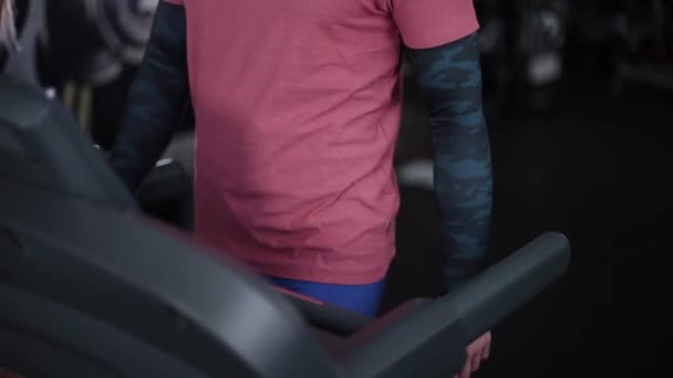 Handsome sporty man training on a treadmill. — Stock Video