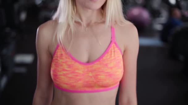 Velmi krásné a sexy fitness model je trénink na běžeckém pásu v posilovně. — Stock video