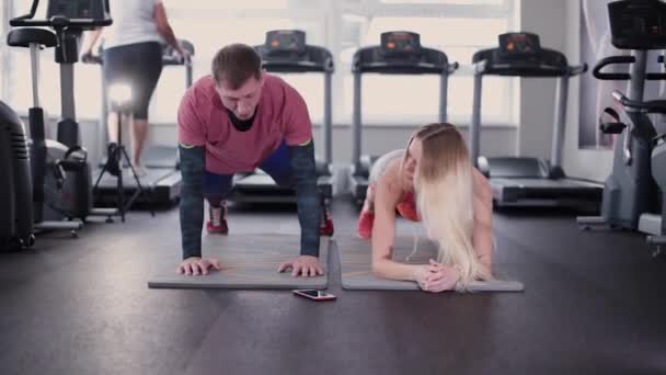 Modelo de fitness muy hermoso y sexy. Hombre deportivo juntos entrenando a la prensa en el gimnasio . — Vídeo de stock