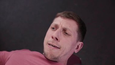 Halter bench press spor salonunda yapan atletik ve çekici erkek.