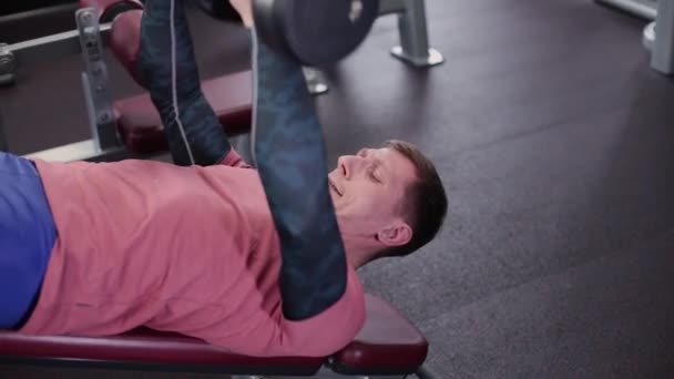 Sportovní Atraktivní Muž Dělá Jednoručky Bench Pressu Tělocvičně — Stock video