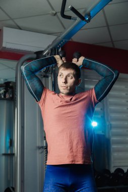 Yakışıklı atletik dayanıklılık spor salonunda blokta trenler.