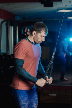 Yakışıklı atletik dayanıklılık spor salonunda blokta trenler.