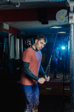 Yakışıklı atletik dayanıklılık spor salonunda blokta trenler.