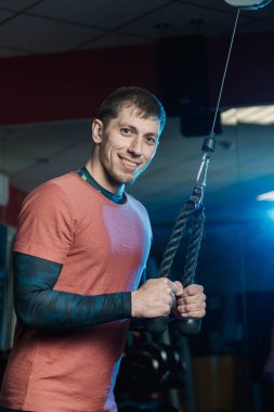 Yakışıklı atletik dayanıklılık spor salonunda blokta trenler.