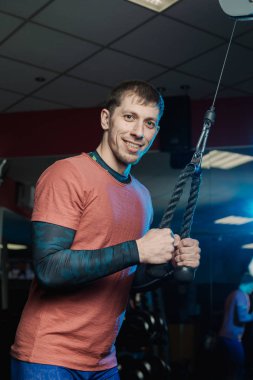 Yakışıklı atletik dayanıklılık spor salonunda blokta trenler.