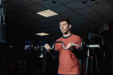 Yakışıklı atletik erkek trenler pazı halter salonunda.