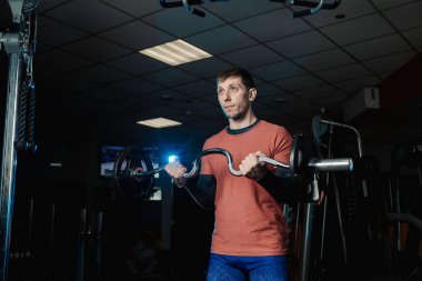 Yakışıklı atletik erkek trenler pazı halter salonunda.