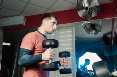 Pazı ile halter salonunda yakışıklı atletik erkek trenler.