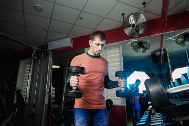 Pazı ile halter salonunda yakışıklı atletik erkek trenler.