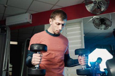 Pazı ile halter salonunda yakışıklı atletik erkek trenler.