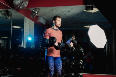 Pazı ile halter salonunda yakışıklı atletik erkek trenler.