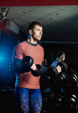 Pazı ile halter salonunda yakışıklı atletik erkek trenler.