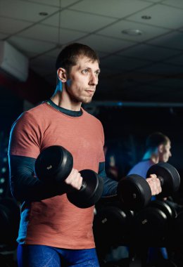 Pazı ile halter salonunda yakışıklı atletik erkek trenler.