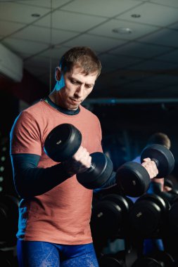 Pazı ile halter salonunda yakışıklı atletik erkek trenler.
