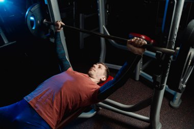 Yakışıklı atletik bir halter bench press spor salonunda gerçekleştirir..